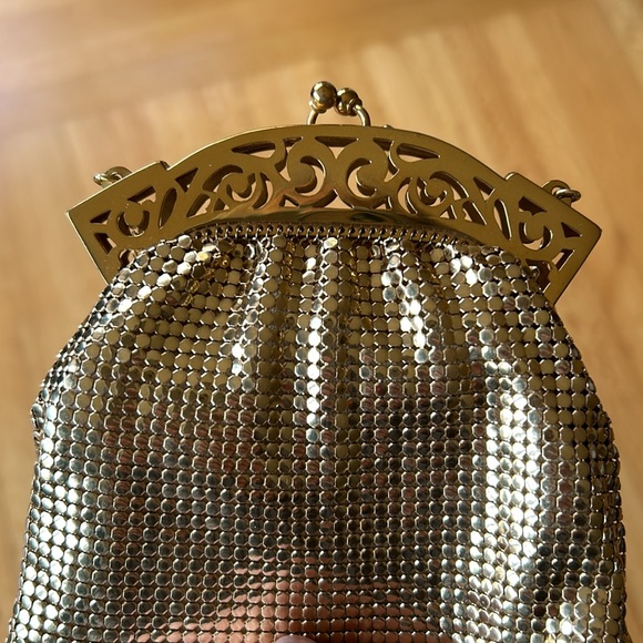 Vintage Whiting & Davis Gold Mesh & Scrollwork Mini Bag with Original Mirror - Picture 9 of 9